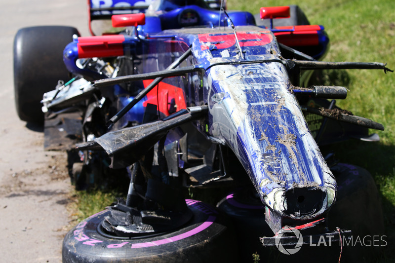 Coche dañado de Carlos Sainz Jr., Scuderia Toro Rosso STR12, después del choque con, Felipe Massa, W