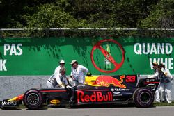 Oficiales retiran el coche de Max Verstappen, Red Bull Racing RB13
