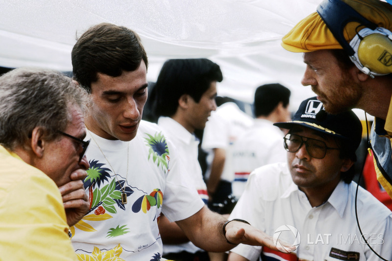 Gerard Ducarouge, diseñador de Lotus, Ayrton Senna, Lotus, Osamu Goto, responsable de Honda Racing Team, y Steve Hallam, ingeniero de Lotus