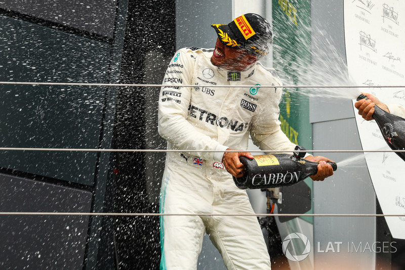 Podio: Ganador de la carrera Lewis Hamilton, Mercedes AMG F1 celebrates