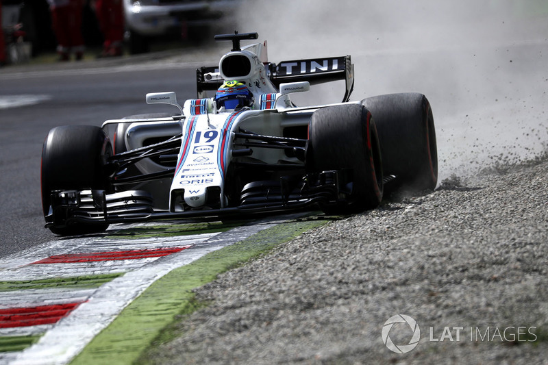 Felipe Massa, Williams FW40 runs wide into the gravel