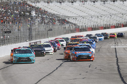Inicio: Kyle Busch, Joe Gibbs Racing Toyota líder
