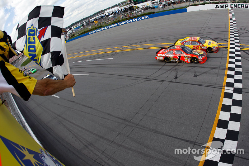 Fotofinish: Kevin Harvick, Richard Childress Racing Chevrolet; 2. Jamie McMurray, Earnhardt Ganassi Racing Chevrolet