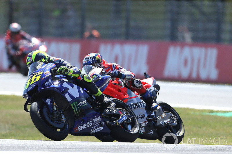 Valentino Rossi: "Estávamos em uma boa situação quando o Dovi tentou me ultrapassar em um ponto da curva 1 onde eu estava muito forte e bem. Foi uma manobra agressiva, mas na corrida foram cerca de 30."