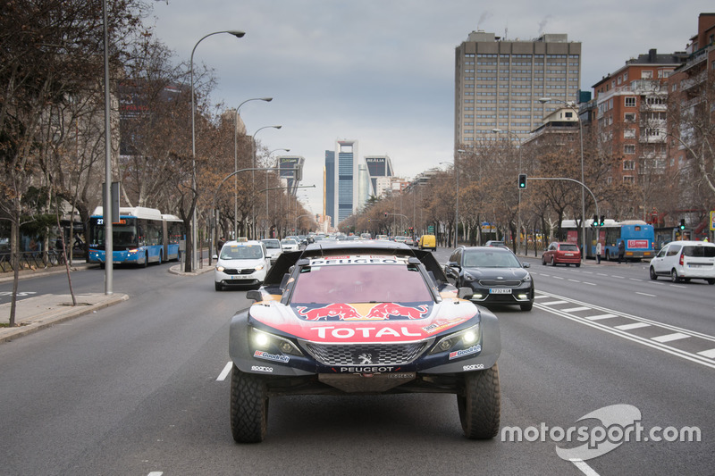 Carlos Sainz, Lucas Cruz, Peugeot Sport en las calles de Madrid