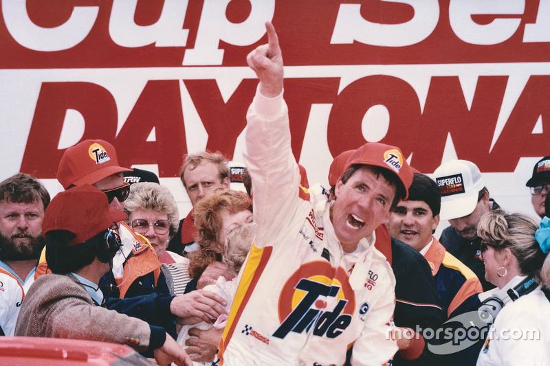 Ganador de la carrera Darrell Waltrip