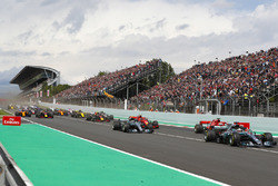 Lewis Hamilton, Mercedes AMG F1 W09, Valtteri Bottas, Mercedes AMG F1 W09, Sebastian Vettel, Ferrari SF71H, Kimi Raikkonen, Ferrari SF71H, Max Verstappen, Red Bull Racing RB14, Daniel Ricciardo, Red Bull Racing RB14, the rest of the field at the start