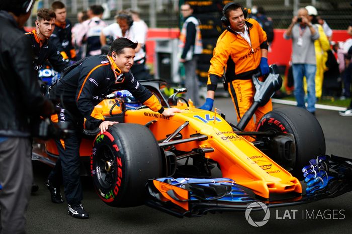 Fernando Alonso, McLaren, llega a la parrilla