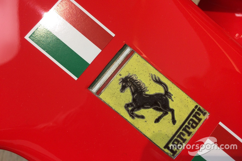 Le logo Ferrari sur la SF70H