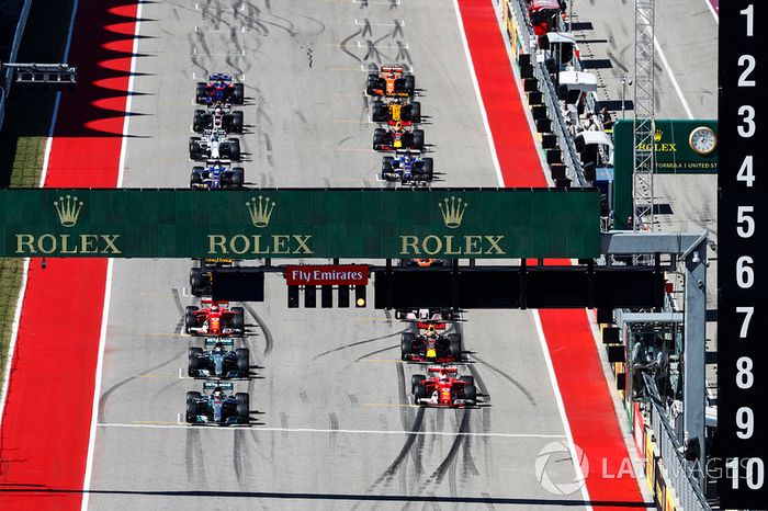 Lewis Hamilton, Mercedes AMG F1 W08, Sebastian Vettel, Ferrari SF70H al inicio de la carrera