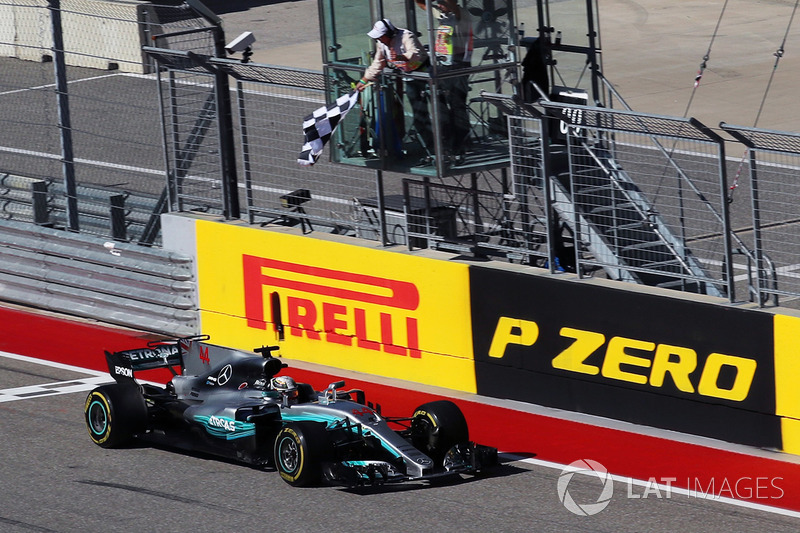 Ganador de la carrera Lewis Hamilton, Mercedes-Benz F1 W08 toma la bandera a cuadros