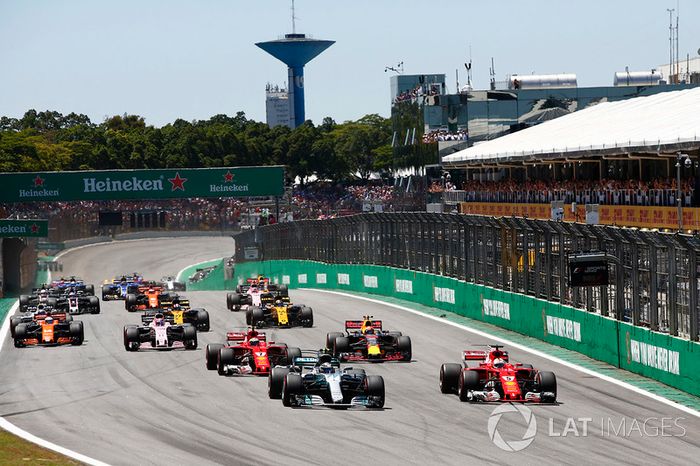 Valtteri Bottas lidera una salida