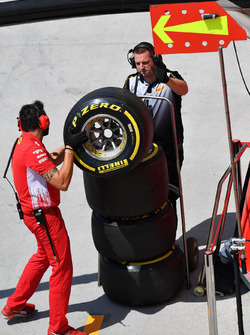 Un meccanico Ferrari con degli pneumatici Pirelli