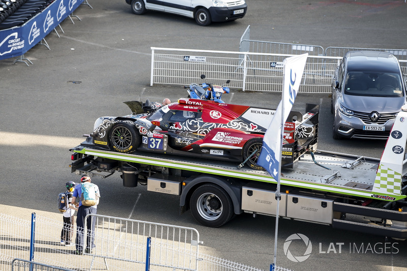 I resti della #37 Jackie Chan DC Racing Oreca 07 Gibson: Jazeman Jaafar, Weiron Tan, Nabil Jeffri, vengono riportati ai box
