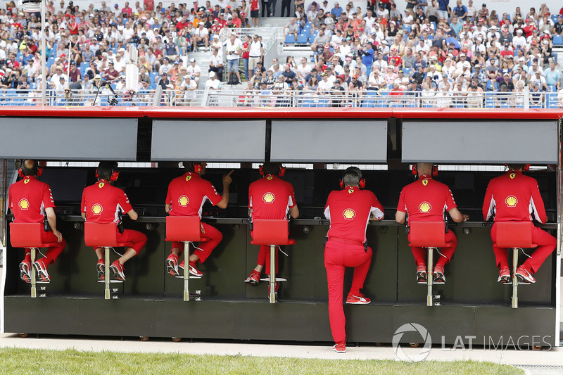El equipo de Ferrari en el muro