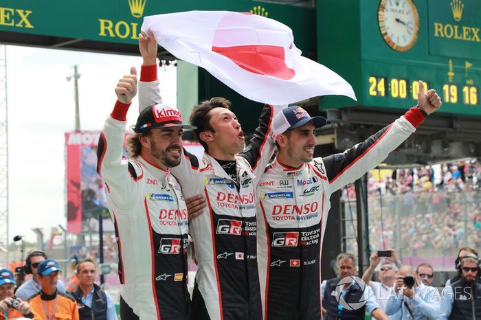 Los ganadores de las 24 Horas de Le Mans 2018 #8 Toyota Gazoo Racing Toyota TS050: Sébastien Buemi, Kazuki Nakajima, Fernando Alonso