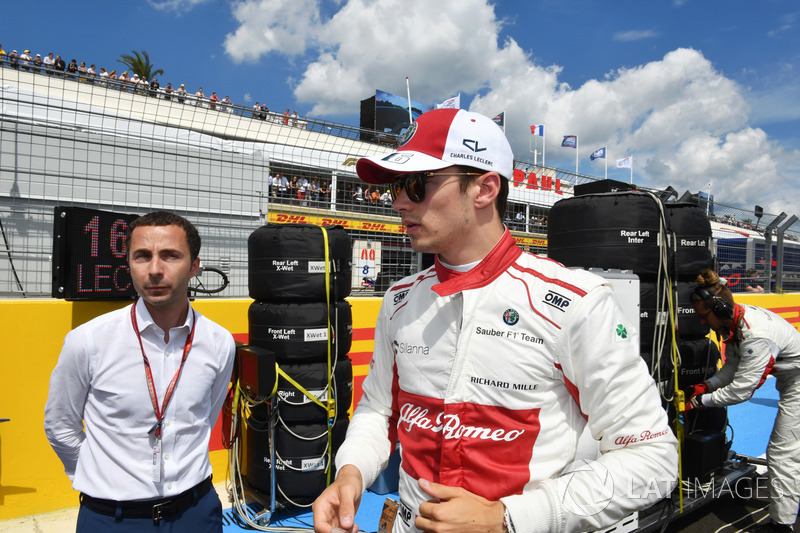 Charles Leclerc, Sauber, in griglia con Nicolas Todt, Driver Manager