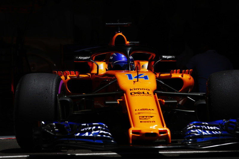Fernando Alonso, McLaren MCL33, saliendo del garaje