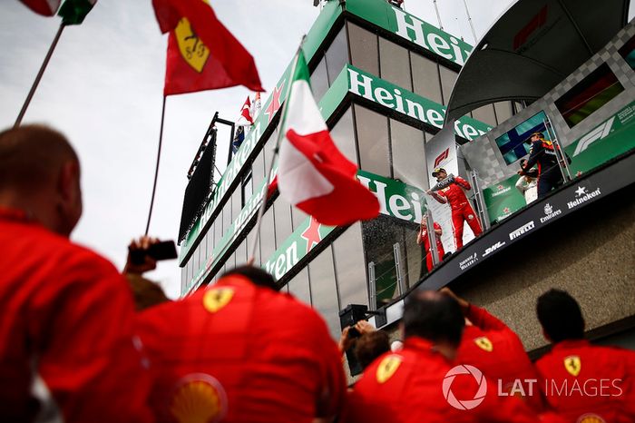 Sebastian Vettel, Ferrari, y Max Verstappen, Red Bull Racing