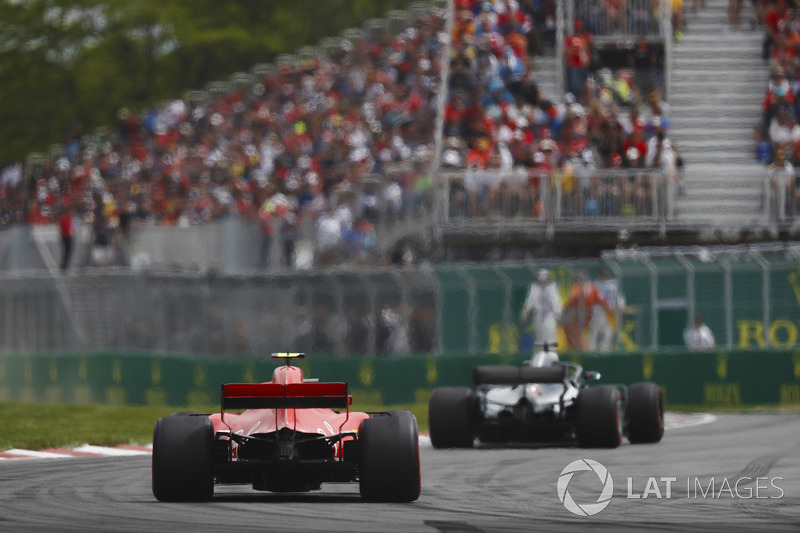 Lewis Hamilton, Mercedes AMG F1 W09, leads Kimi Raikkonen, Ferrari SF71H