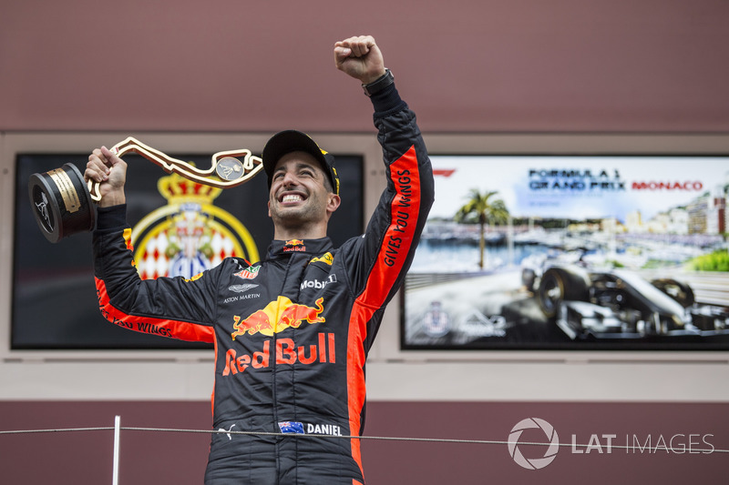 Il vincitore della gara Daniel Ricciardo, Red Bull Racing festeggia sul podio con il trofeo