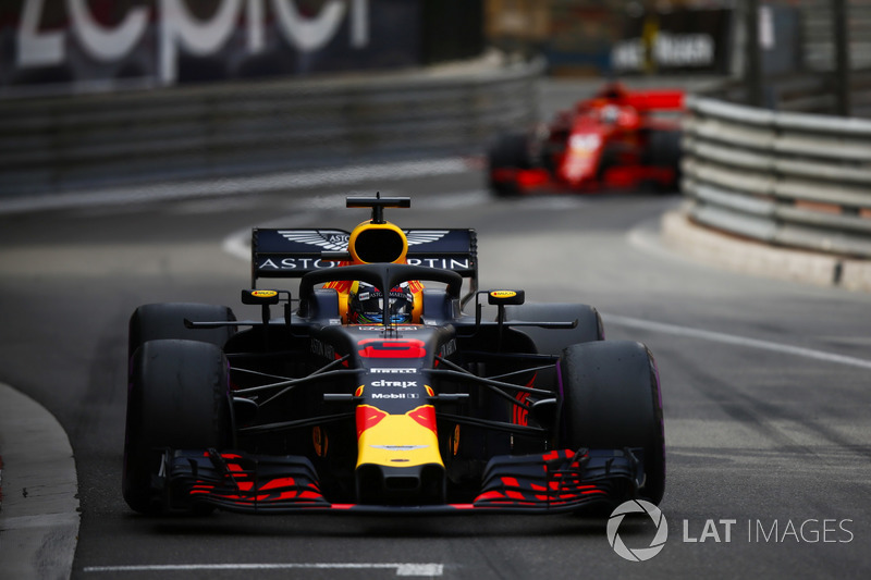Daniel Ricciardo, Red Bull Racing RB14, leads Sebastian Vettel, Ferrari SF71H