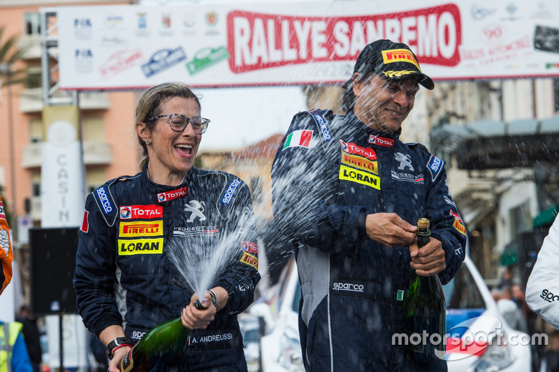 I vincitori Paolo Andreucci, Anna Andreussi, Peugeot Sport Italia, festeggiano con lo champage