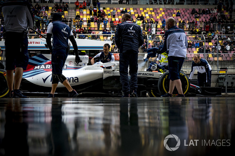 Sergey Sirotkin, Williams FW41 Mercedes, in the pit lane