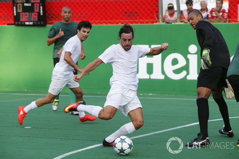 Fernando Alonso, McLaren juega futbol