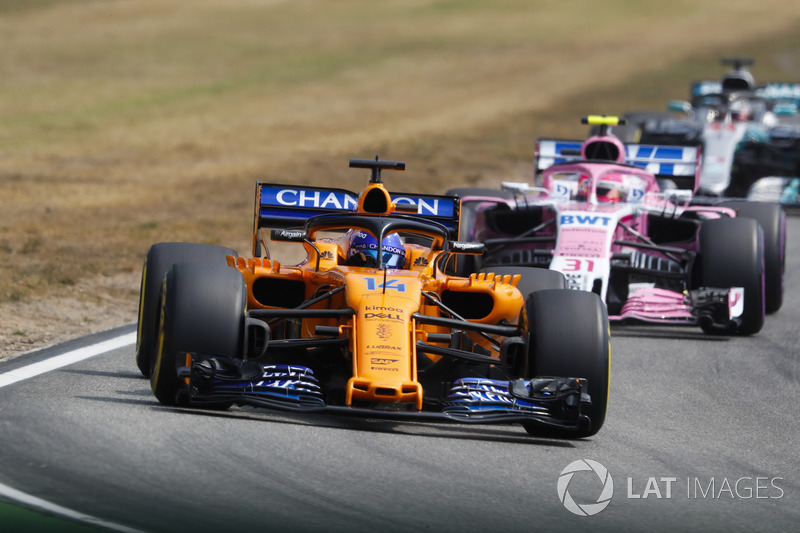 Fernando Alonso, McLaren MCL33, precede Esteban Ocon, Force India VJM11, e Lewis Hamilton, Mercedes AMG F1 W09