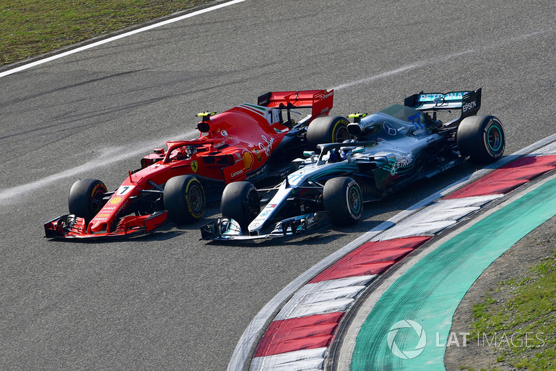 Kimi Raikkonen, Ferrari SF71H en Valtteri Bottas, Mercedes-AMG F1 W09 EQ Power+ battle