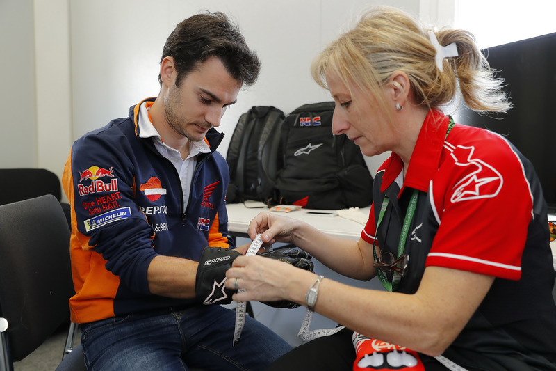 Dani Pedrosa, Repsol Honda Team con un guanto