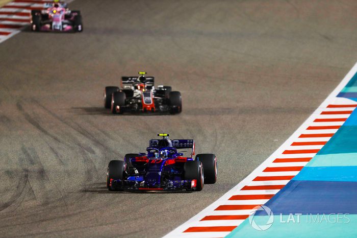 Pierre Gasly, Toro Rosso STR13 Honda, precede  Kevin Magnussen, Haas F1 Team VF-18 Ferrari, ed Esteban Ocon, Force India VJM11 Mercedes