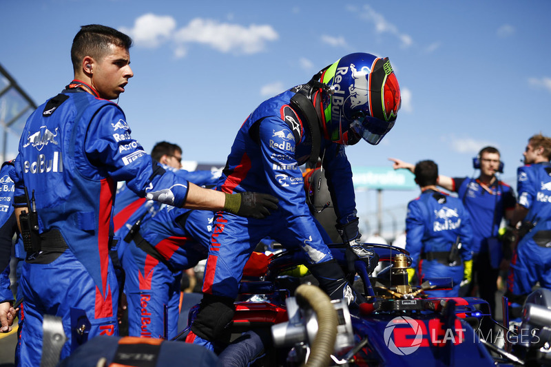Toro Rosso Engineers work on the car of Brendon Hartley, Toro Rosso STR13 Honda, on the grid as he climbs out