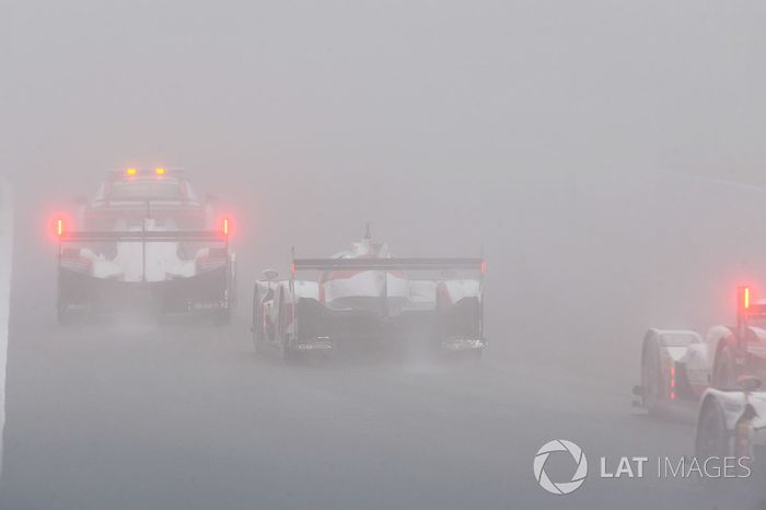 Safety car con la niebla