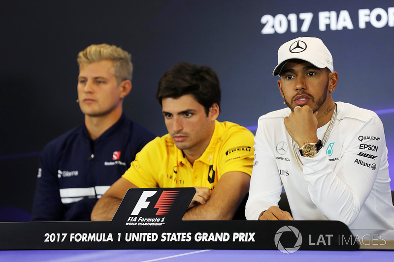 Marcus Ericsson, Sauber, Carlos Sainz Jr., Renault Sport F1 Team and Lewis Hamilton, Mercedes AMG F1