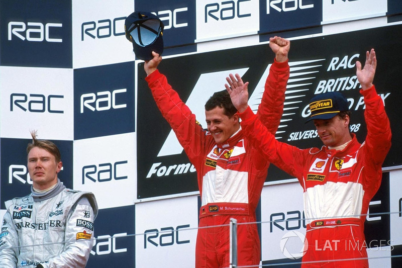 Podium : le vainqueur Michael Schumacher, Ferrari, le deuxième Mika Hakkinen, McLaren, le troisième Eddie Irvine, Ferrari