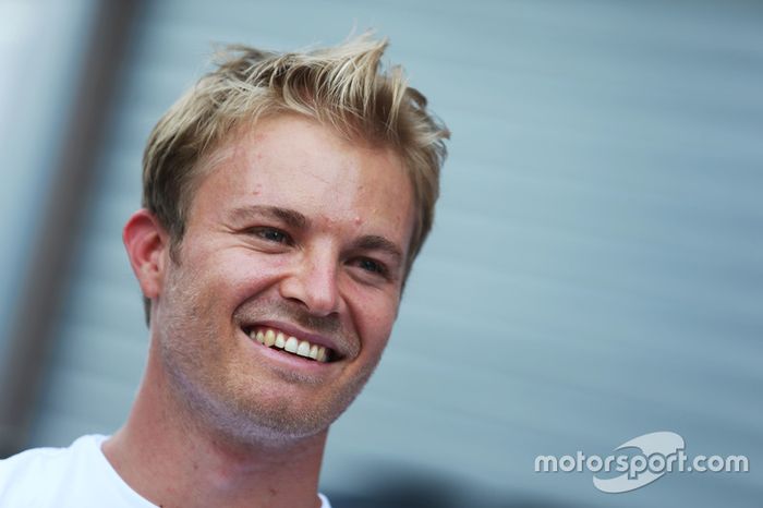 Nico Rosberg voltou a sorrir. O alemão desempatou o duelo com Lewis Hamilton. O placar é de 7 a 6.