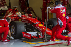 Sebastian Vettel, Ferrari SF15-T, mit Pirelli-Reifen für 2017
