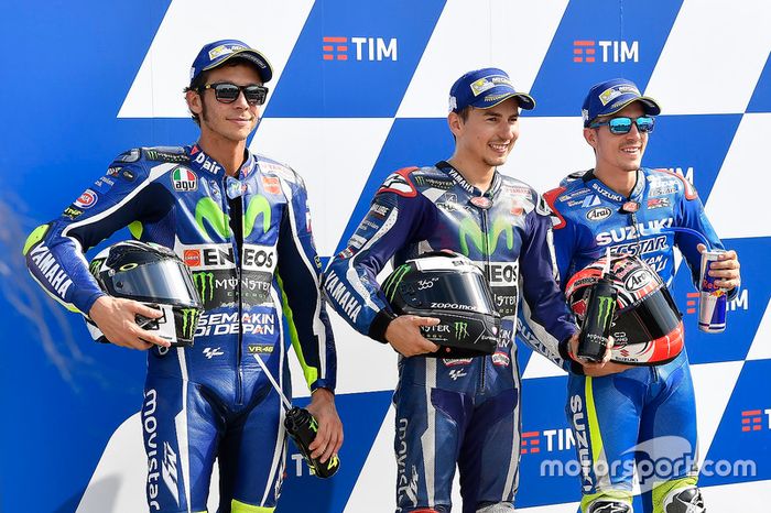 Ganador de la pole Jorge Lorenzo, Yamaha Factory Racing, segundo puesto clasificado Valentino Rossi, Yamaha Factory Racing, y tercero Maverick Viñales, Team Suzuki Ecstar MotoGP