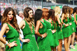 Grid girls tijdens de rijdersparade