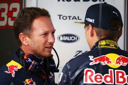 (De izquierda a derecha): Christian Horner, jefe de equipo del Red Bull Racing, con Max Verstappen, 