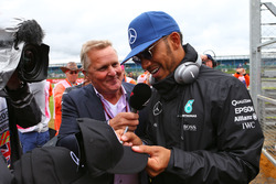 Lewis Hamilton, Mercedes AMG F1 avec Johnny Herbert, Sky Sports F1 lors de la parade des pilotes
