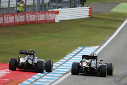 Fernando Alonso, McLaren MP4-31 y Sergio Pérez, Sahara Force India F1 VJM09