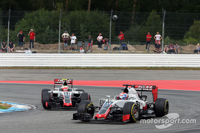 Romain Grosjean, Haas F1 Team VF-16; Esteban Gutierrez, Haas F1 Team VF-16