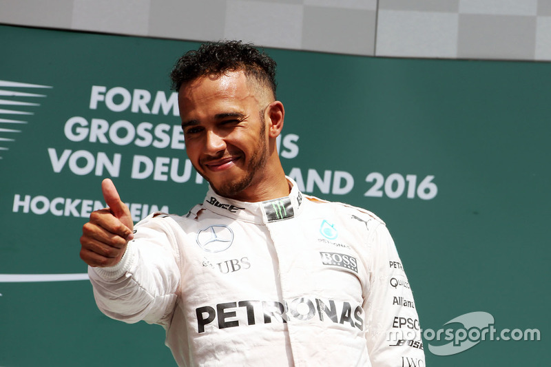 Podio: ganador Lewis Hamilton, Mercedes AMG F1