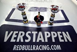 Los trofeos del ganador, Max Verstappen, Red Bull Racing