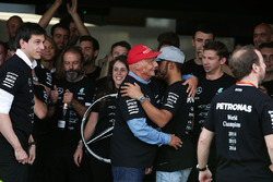 Lewis Hamilton, Mercedes AMG F1 festeggia il titolo costruttori con Niki Lauda, Mercedes Presidente