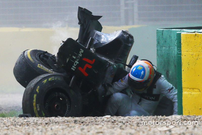 Fernando Alonso, McLaren MP4-31 kruipt uit de wagen na zijn zware crash