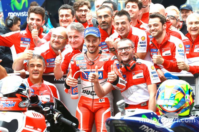 E Andrea Dovizioso foi comemorar com a equipe.